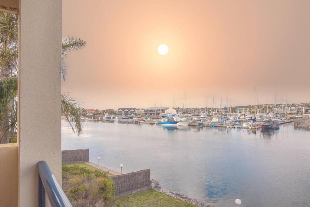 شقة Waterfront Townhouse - Picturesque Marina Views بورت لينكولن المظهر الخارجي الصورة
