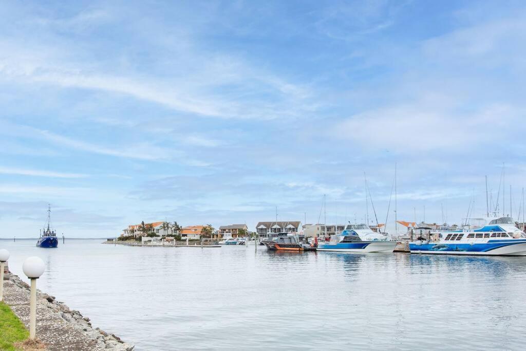 شقة Waterfront Townhouse - Picturesque Marina Views بورت لينكولن المظهر الخارجي الصورة