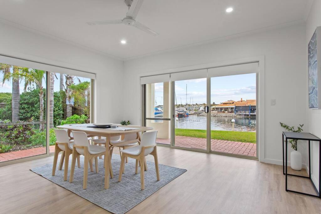 شقة Waterfront Townhouse - Picturesque Marina Views بورت لينكولن المظهر الخارجي الصورة