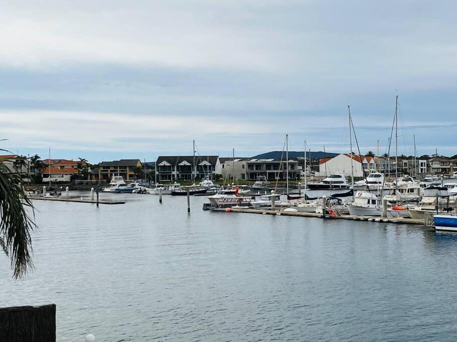 شقة Waterfront Townhouse - Picturesque Marina Views بورت لينكولن المظهر الخارجي الصورة
