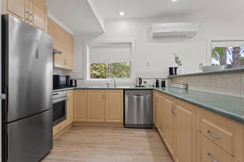 شقة Waterfront Townhouse - Picturesque Marina Views بورت لينكولن المظهر الخارجي الصورة