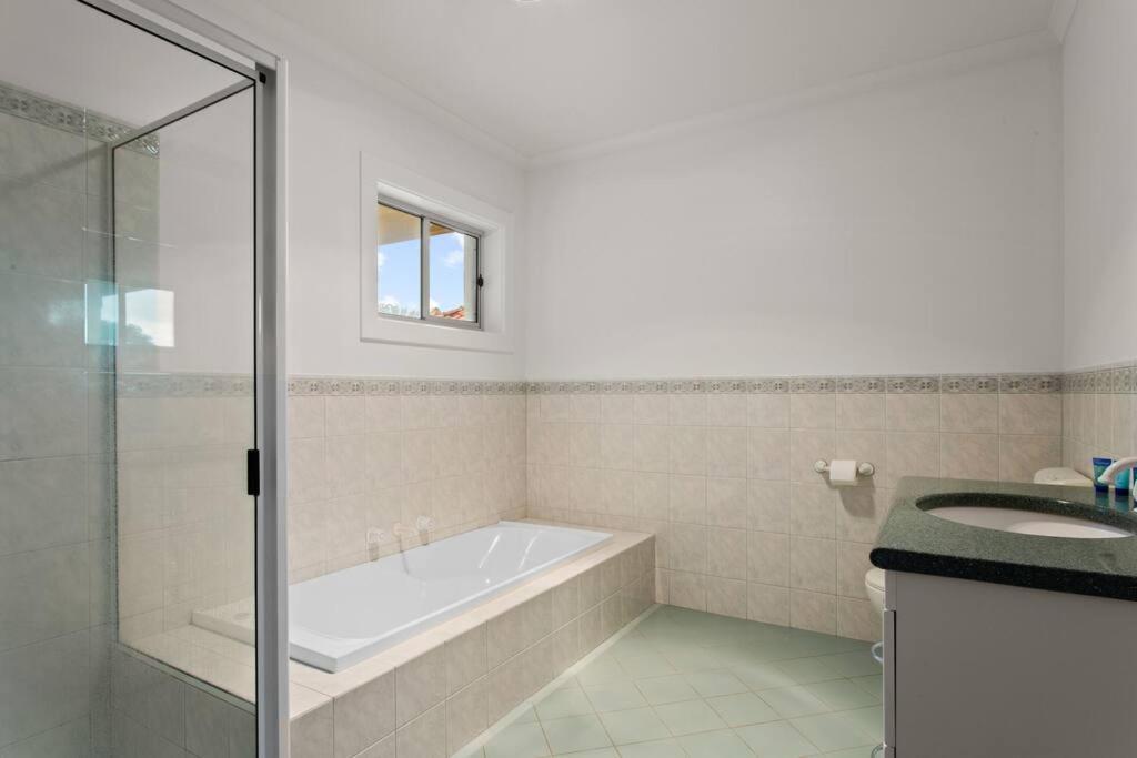 شقة Waterfront Townhouse - Picturesque Marina Views بورت لينكولن المظهر الخارجي الصورة