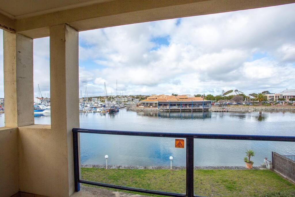 شقة Waterfront Townhouse - Picturesque Marina Views بورت لينكولن المظهر الخارجي الصورة
